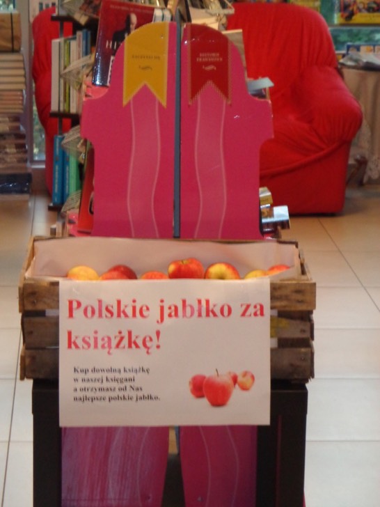 Äpfel sind gut für dei Bildung: "Polnische Äpfel fü polnische Bücher".